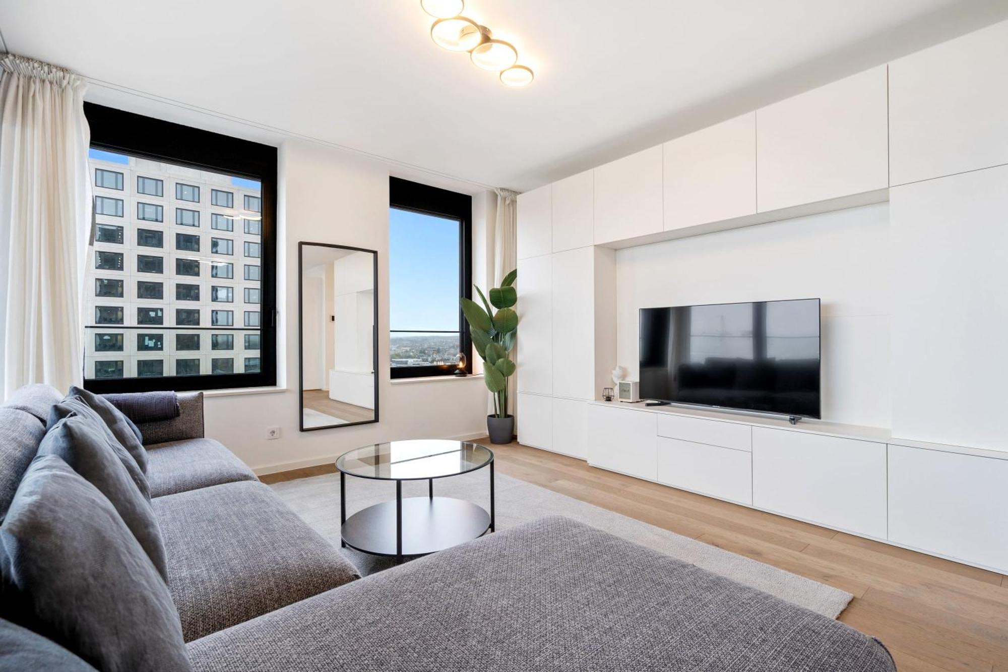 Modern 2br With Pool & City Views *