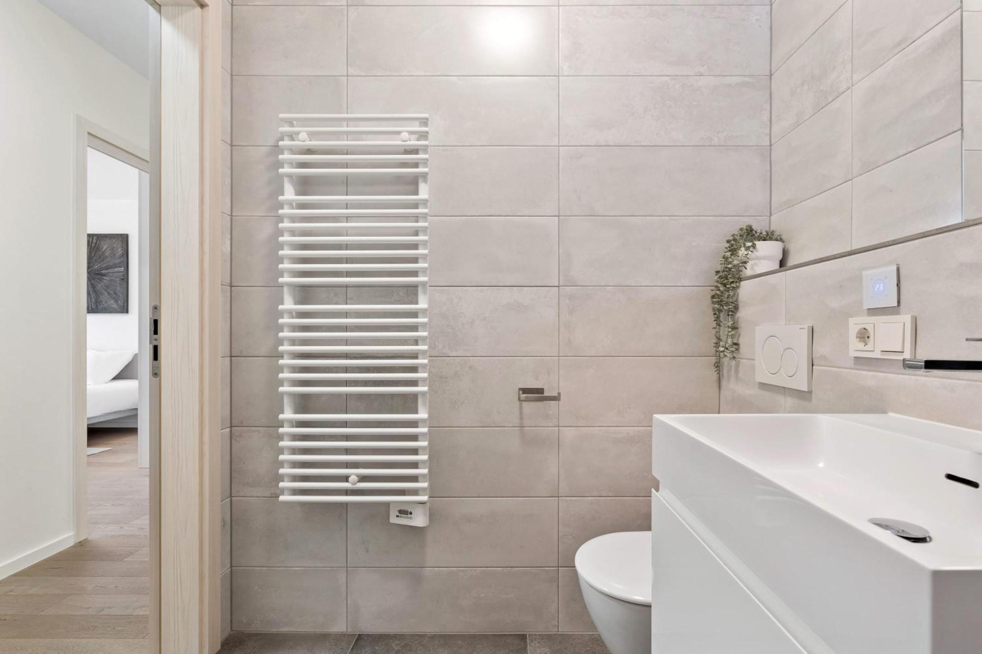 Modern 2br With Pool & City Views Apartment *
